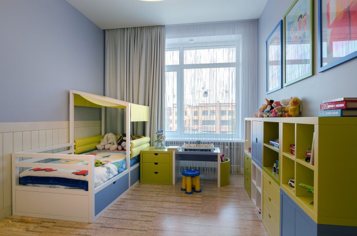 rideaux combinés dans une chambre d'enfant