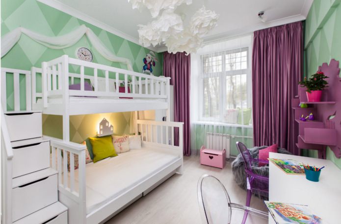 rideaux violets classiques dans une chambre de fille
