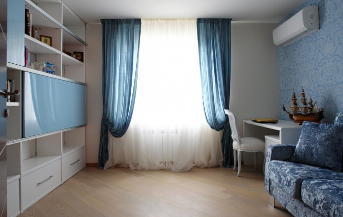 rideaux bleus dans la chambre de bébé