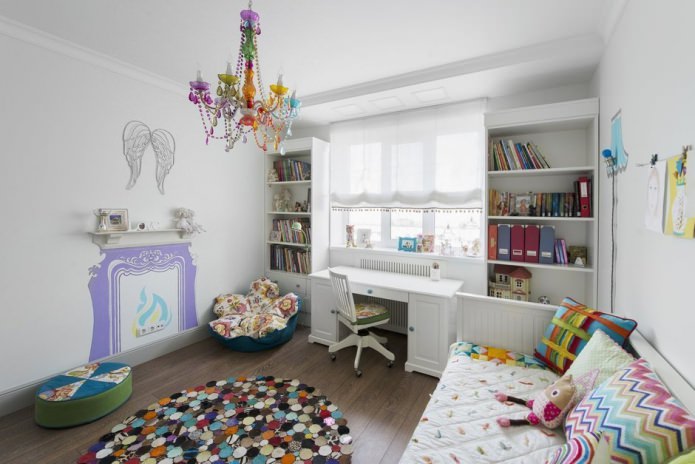 rideau blanc dans la chambre d'enfant