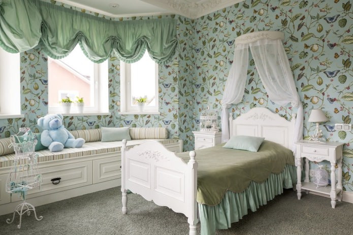 Rideaux courts verts dans une chambre de fille