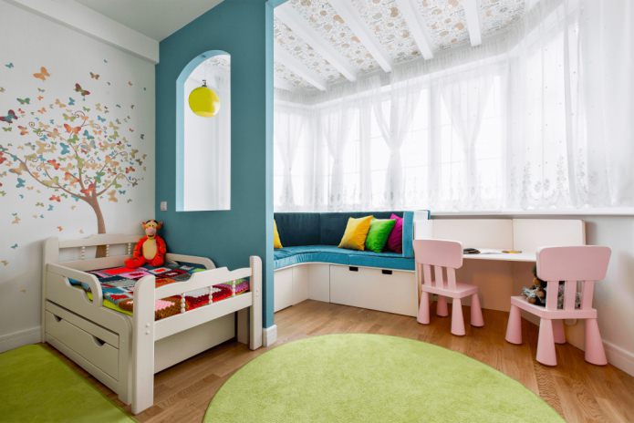 Rideaux courts blancs translucides dans la chambre de bébé
