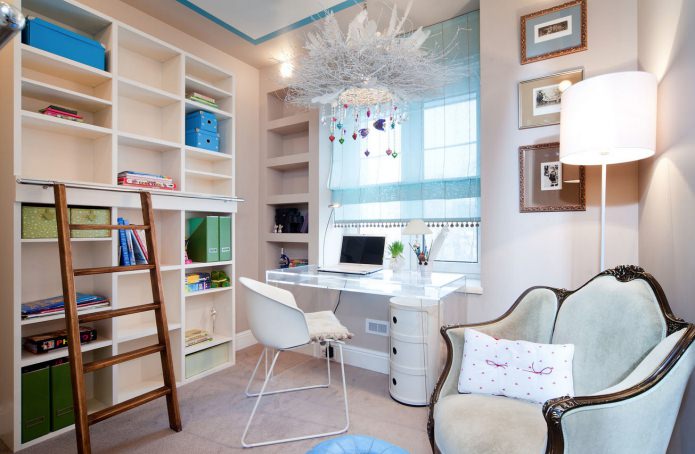 Stores romains dans une chambre de fille