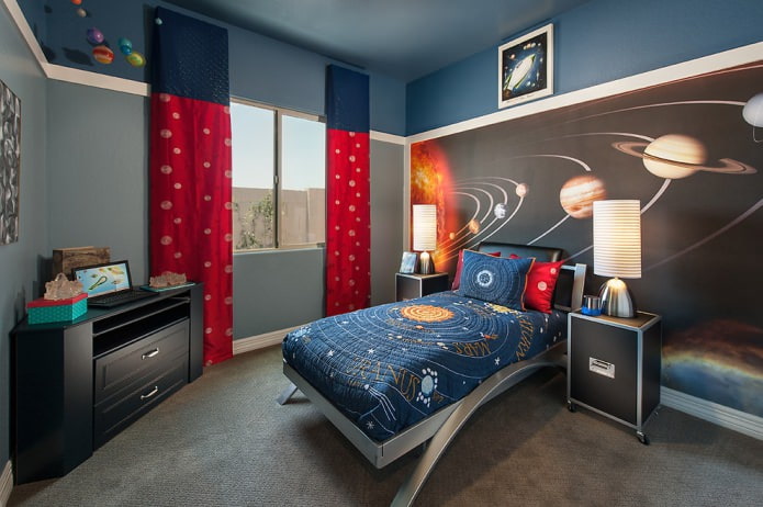 longs rideaux bleus et rouges dans une chambre de garçon