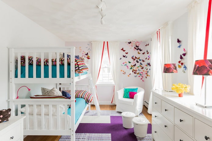 rideaux légers dans une chambre de bébé
