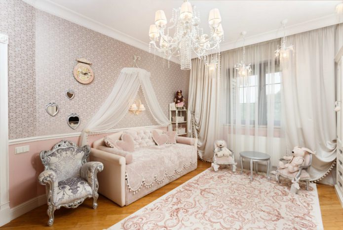 Rideaux beiges de style classique pour une chambre d'enfant