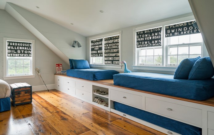 stores romains courts avec inscriptions dans une chambre de garçon