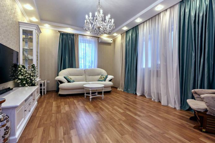 Rideaux turquoise dans le salon