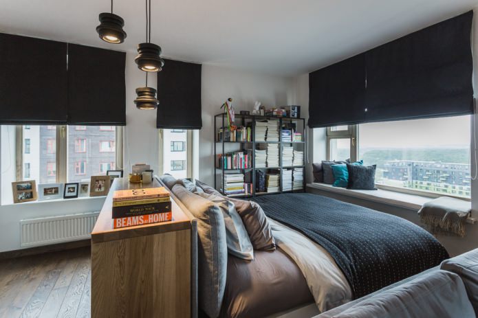 Stores enrouleurs dans la chambre