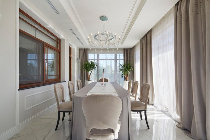 Rideaux beiges dans la cuisine de style classique moderne