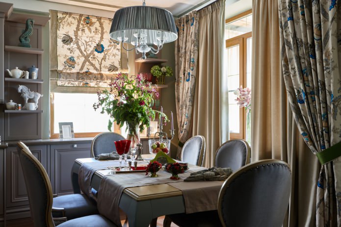 Stores romains et rideaux classiques