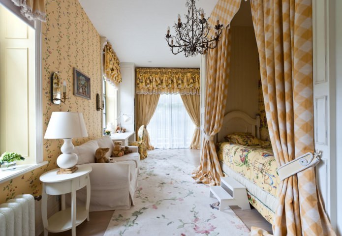 Rideaux jaunes dans une chambre d'enfant