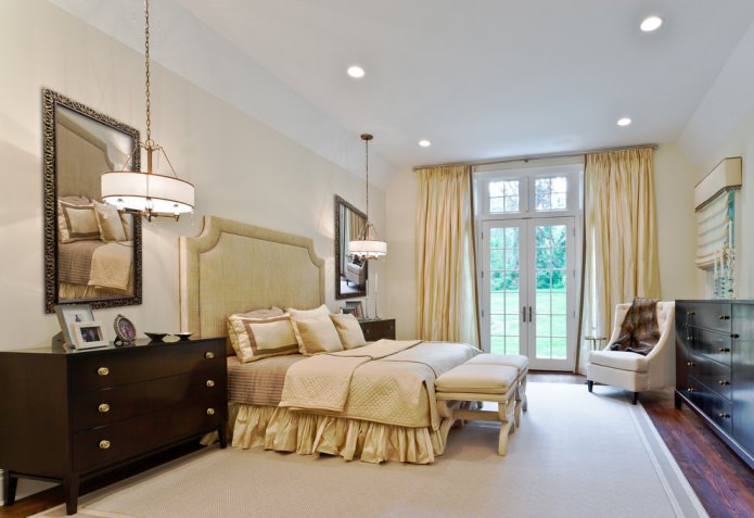 Intérieur de chambre avec rideaux en soie