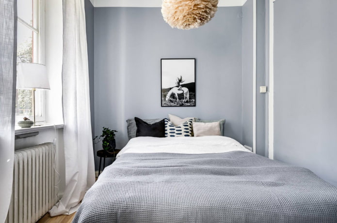 rideaux blancs dans une chambre grise