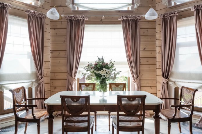 décoration de salle à manger avec des rideaux dans la maison
