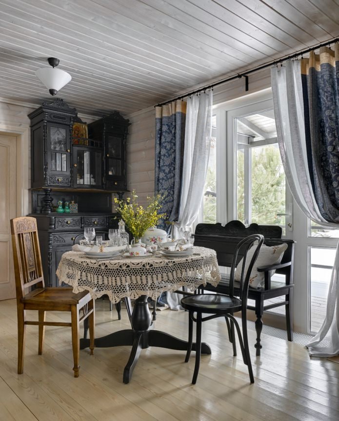 Rideaux longs dans la salle à manger de la datcha