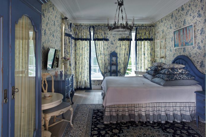 rideaux à volants dans une chambre de style campagnard