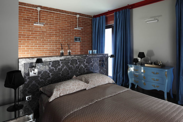rideaux bleus dans une chambre de style loft