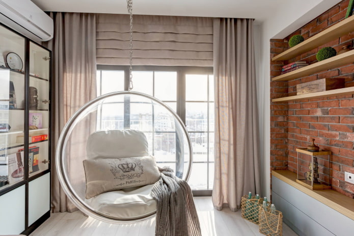 rideaux beiges dans un intérieur de style loft