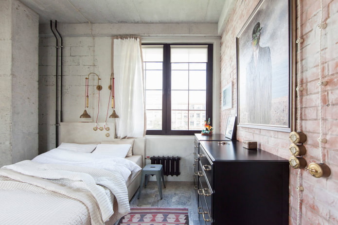 rideaux courts dans une chambre de style loft