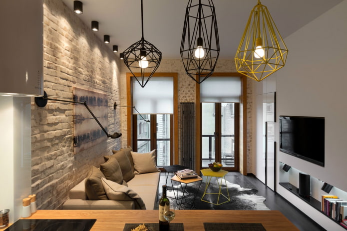 Stores enrouleurs dans le salon de style loft