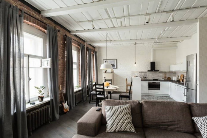 Rideaux à boucles dans le salon style loft