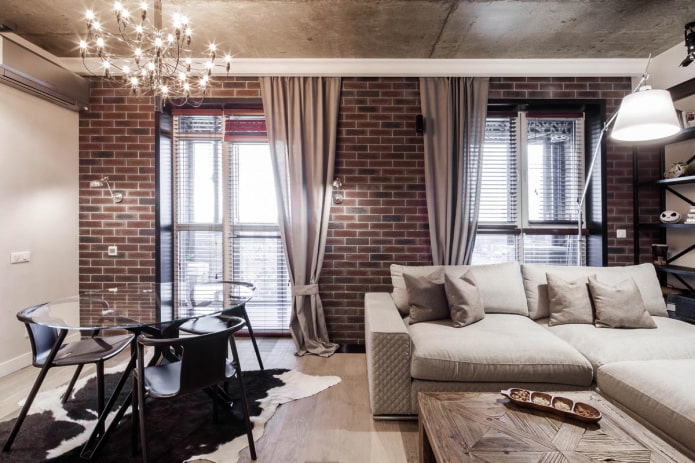 rideaux longs dans le salon de style loft