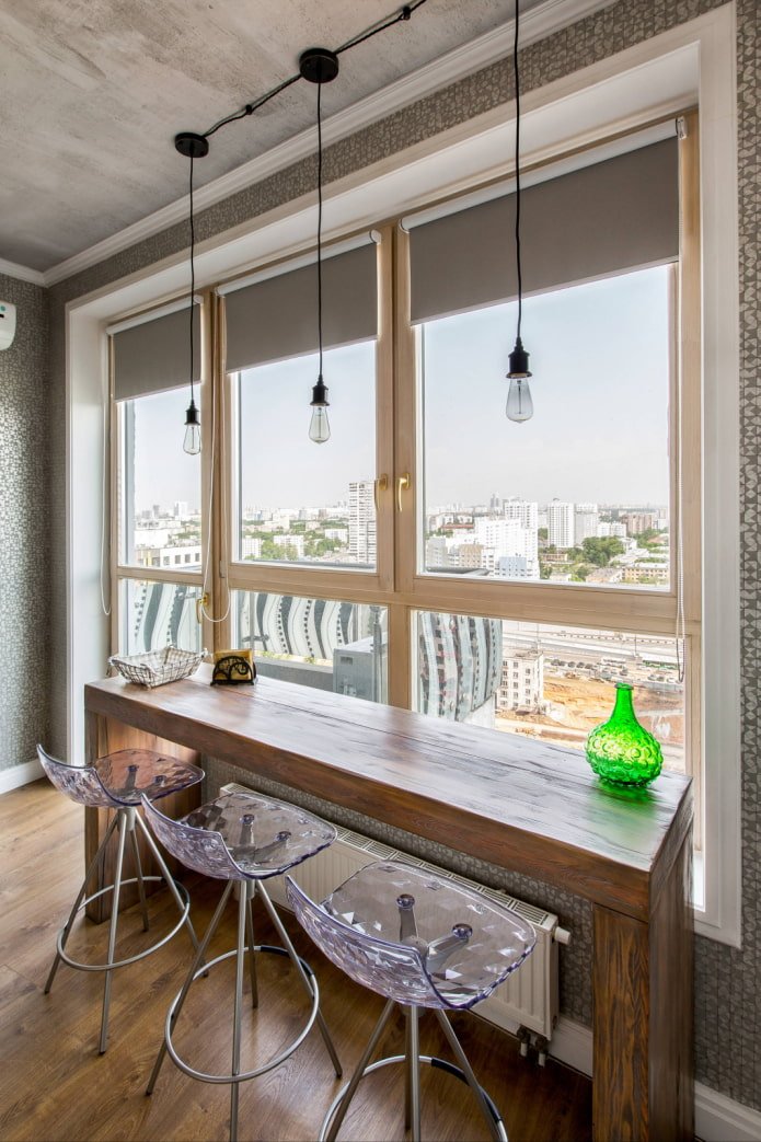 Stores enrouleurs dans une cuisine de style loft