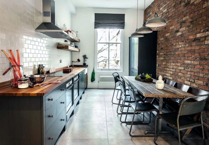 Stores romains dans une cuisine de style loft