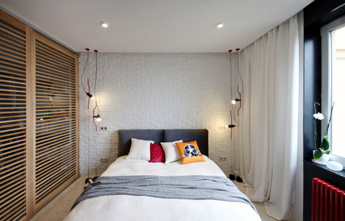 Rideaux blancs dans une chambre de style loft