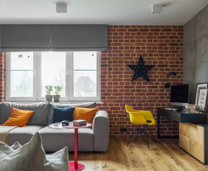 Stores romains gris dans un intérieur de style loft