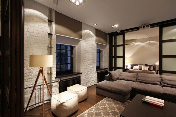Stores enrouleurs marron dans le salon style loft