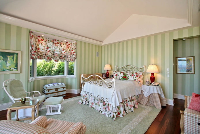 Rideaux fleuris dans une chambre de style provençal