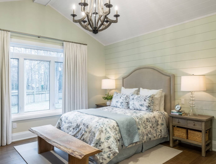 Rideaux blancs dans la chambre à coucher de style provençal