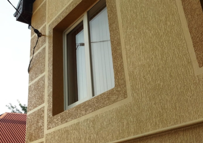 finition extérieure de la maison avec du plâtre décoratif