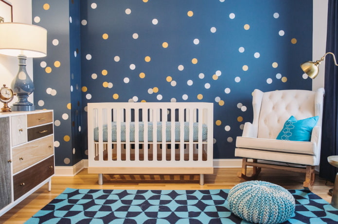 Papier peint bleu dans la chambre de bébé