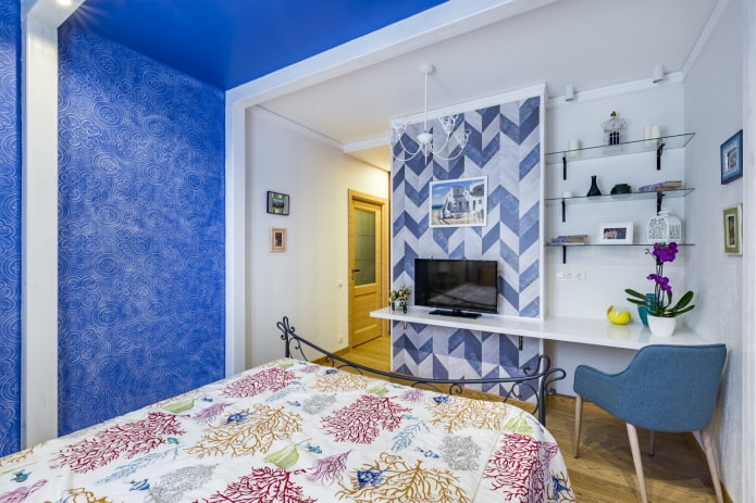 Plafond et mur bleus