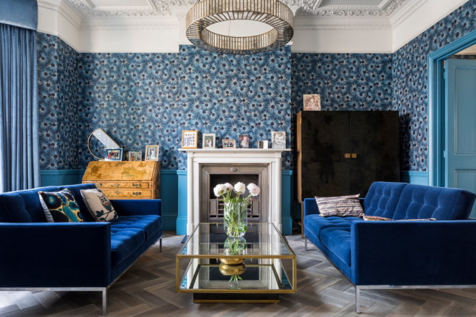 Papier peint bleu dans le salon
