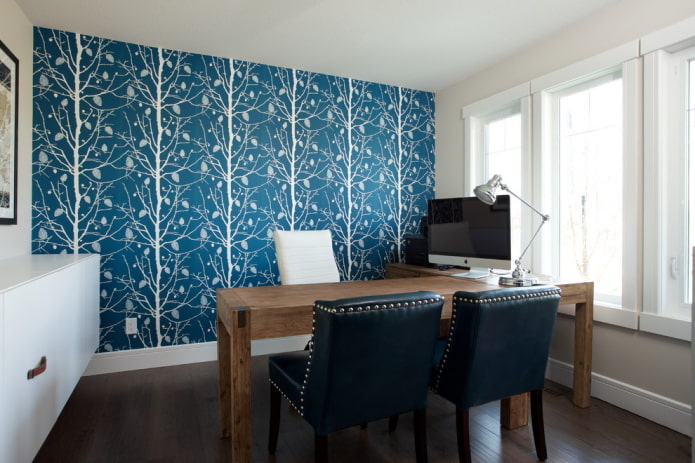 Bureau avec papier peint dans les tons bleus