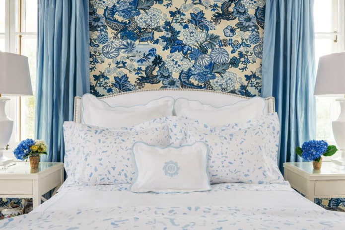 Papier peint bleu et beige dans la chambre