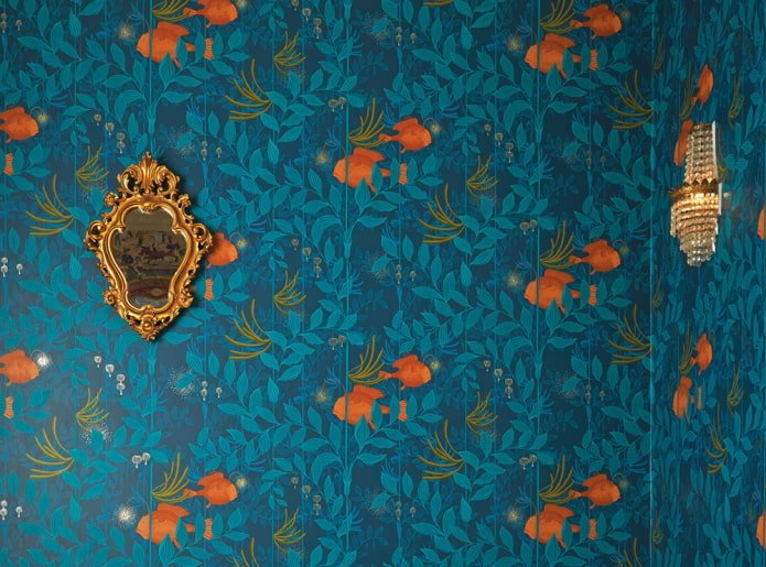 Orange et papier peint bleu