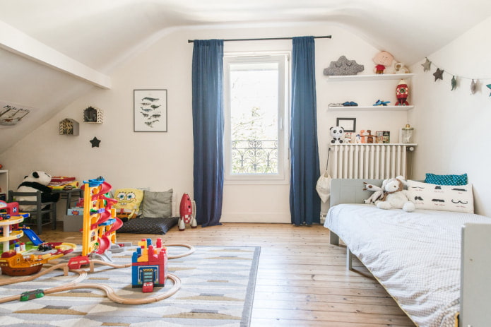 rideaux bleus dans la chambre de bébé