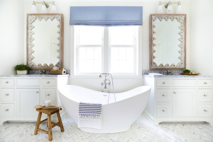 Rideau bleu sur la fenêtre de la salle de bain