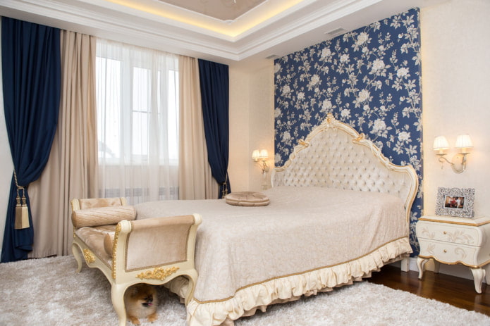 rideaux beiges et bleus dans la chambre