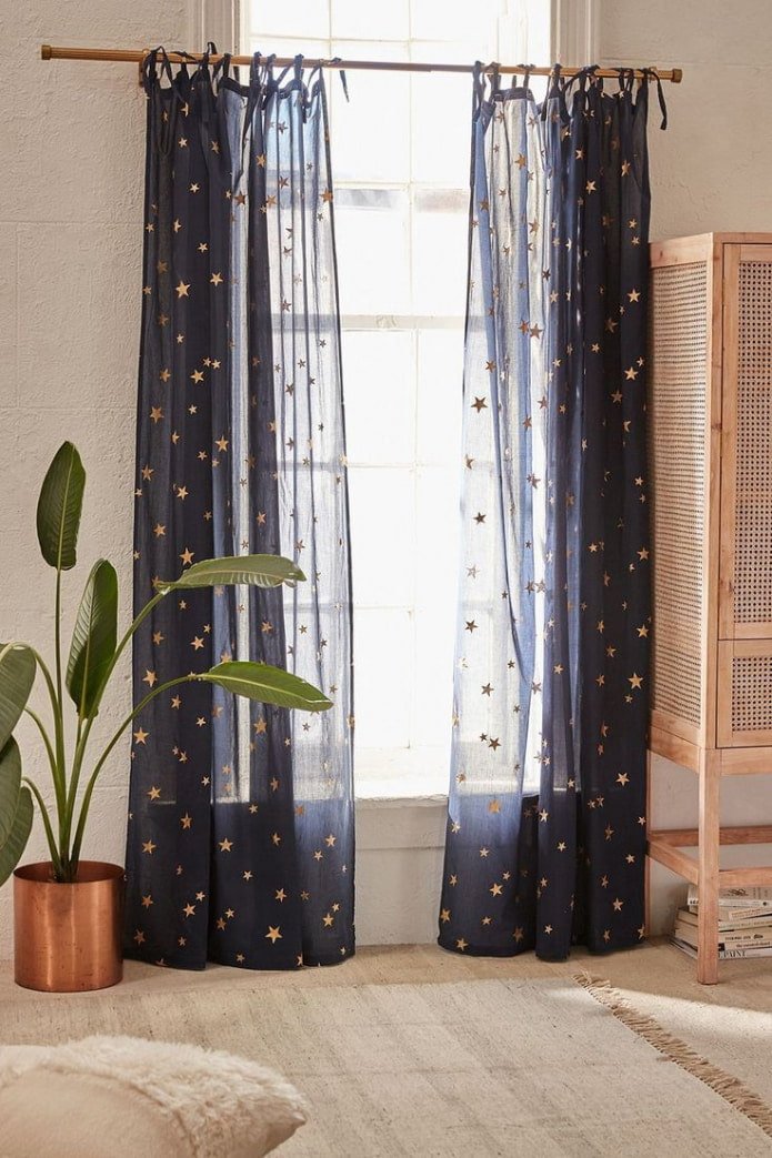 rideaux bleus avec étoiles