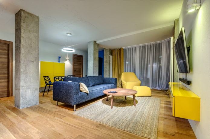 Canapé bleu dans un salon