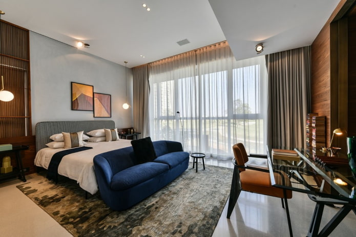 canapé bleu dans l'intérieur de la chambre