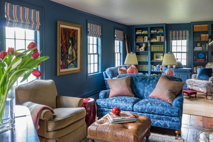 canapé bleu avec revêtement à motifs