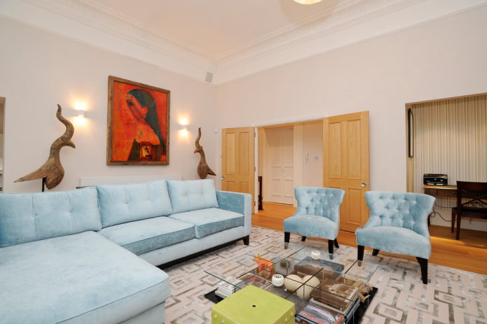 Canapé gris-bleu à l'intérieur