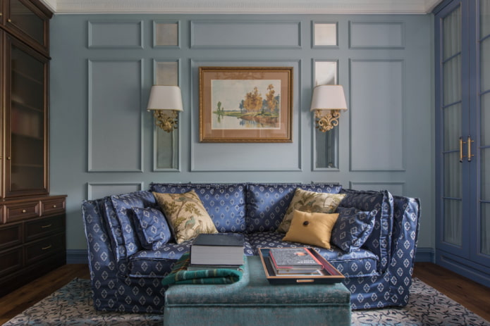 canapé bleu avec revêtement à motifs